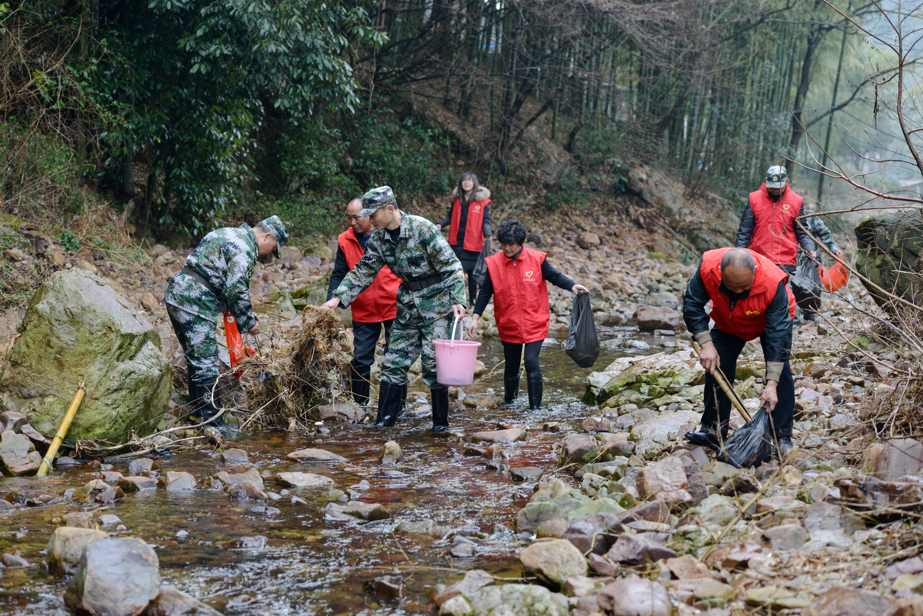 長興：長假過 治水忙 2月3日,，春節(jié)上班第一天,，長興縣水口鄉(xiāng)江排村的黨員干部和志愿者20余人正在清理河道垃圾。村里的黨員干部,、巾幗志愿者等齊上陣,，對全長8公里的核心河道進行清理，以確保河道干凈整潔,，有效改善村莊環(huán)境衛(wèi)生,。縣委報道組 譚云俸 張澤民 攝.jpg