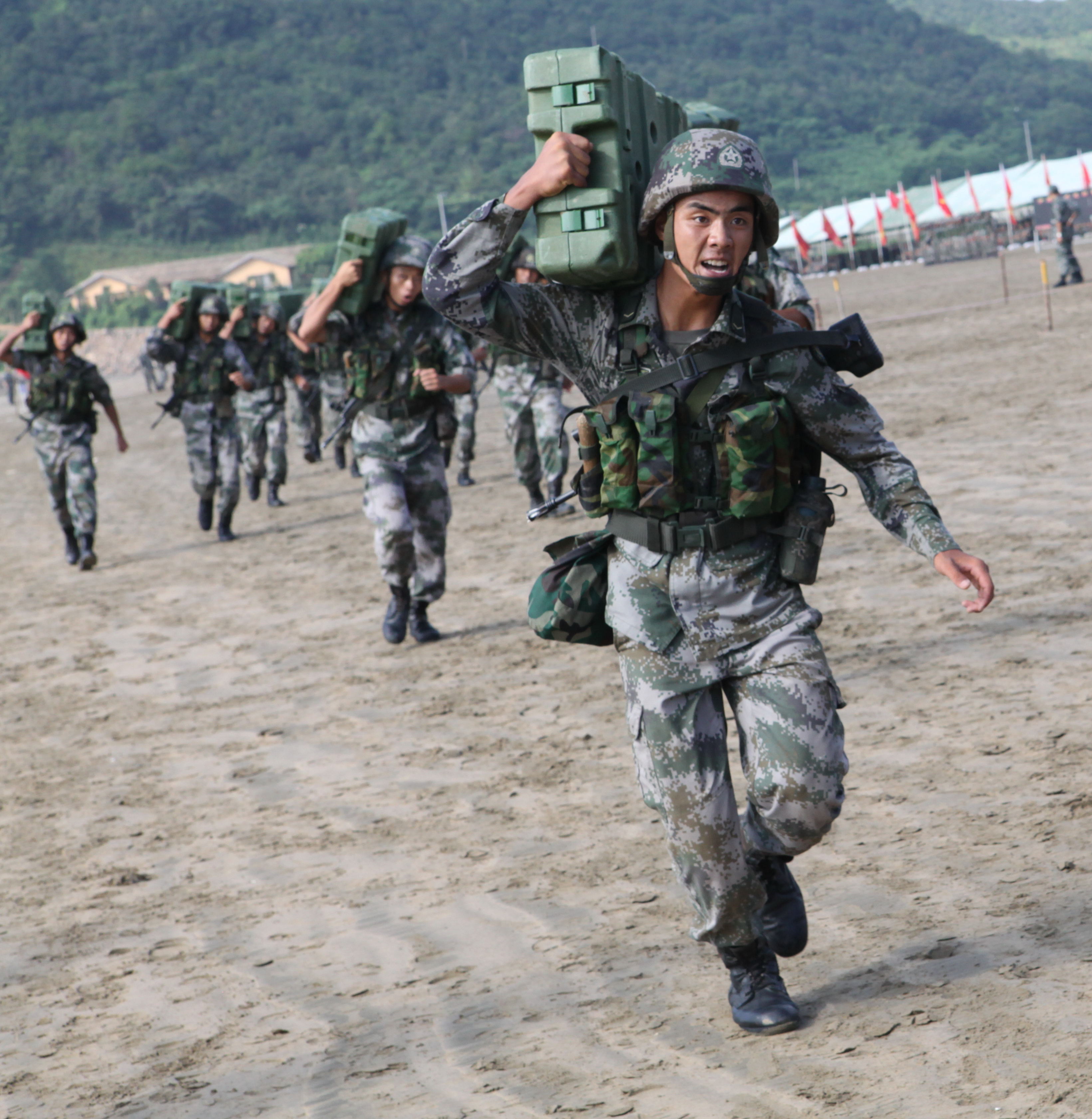 官兵們在高溫天氣下全副武裝進(jìn)行沙灘體能訓(xùn)練.jpg