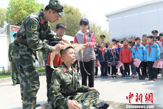 武警戰(zhàn)士為孩子演示急救方法,?！⑼?攝