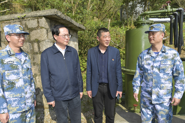 6、4月17日,，省委書記車俊赴普陀區(qū)海軍某觀通站,，看望部隊官兵，了解生活情況。記者  梁臻  攝.jpg