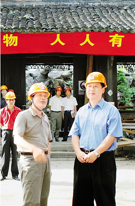 2006年6月10日,，習(xí)近平在杭州專題調(diào)研文化遺產(chǎn)保護(hù)工作并慰問建設(shè)者。 本報記者 周詠南 攝